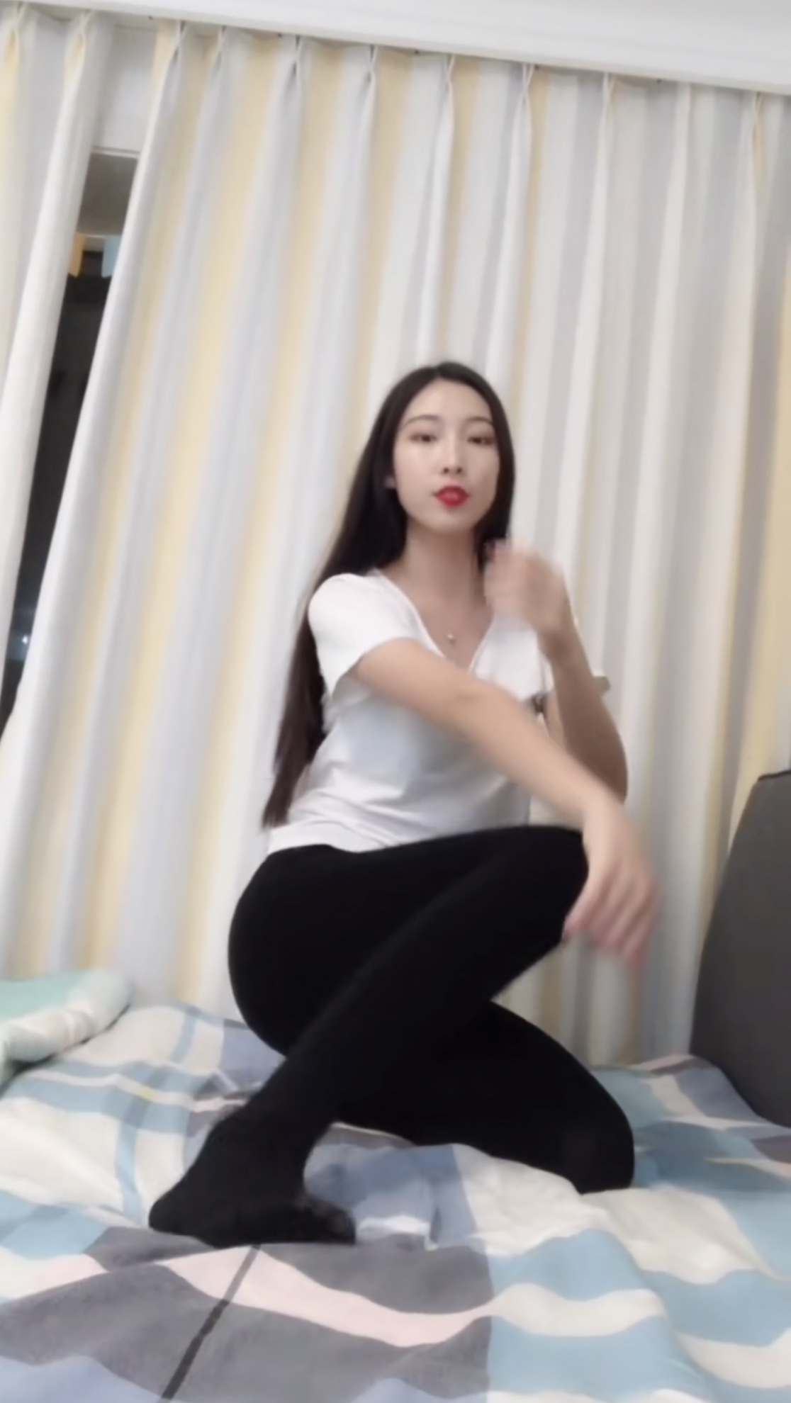 长发美女上演"御姐跪"大呼安排,网友:法拉利的身材,宝骏的脸