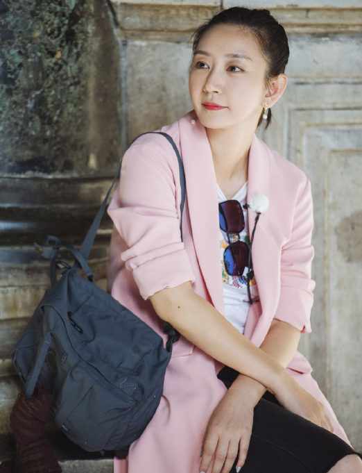 凌潇肃罕晒家人合照,唐一菲素颜显真容,大方示爱好甜蜜