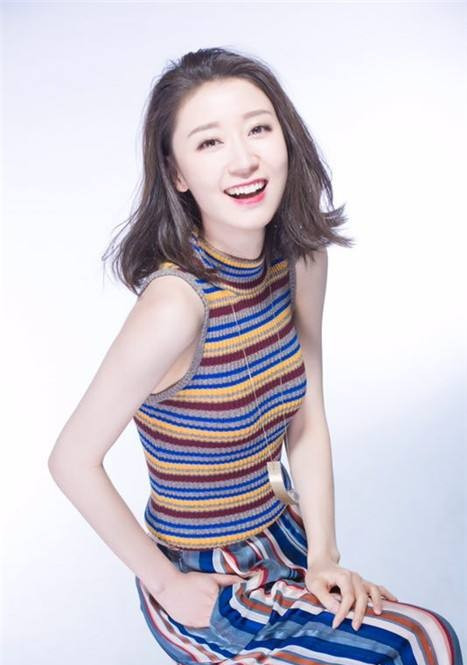 黄橙子性格淡雅,气质清纯脱俗,播报风格清新沉稳.