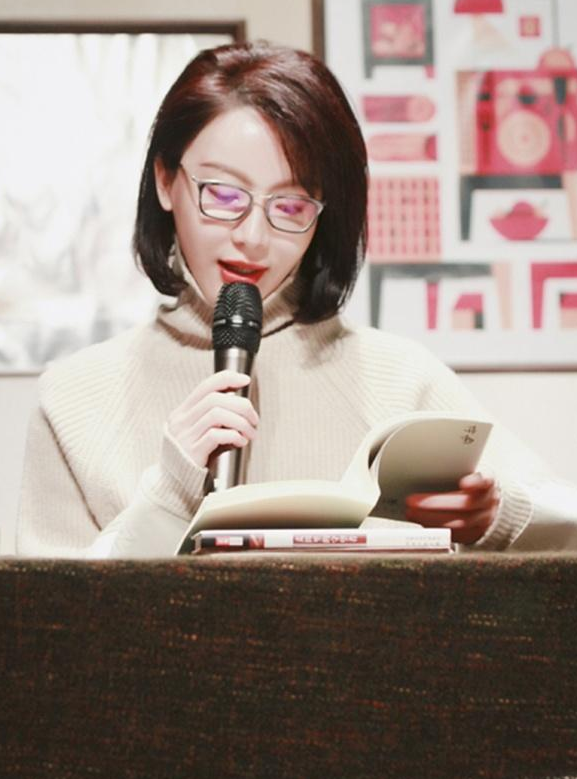 陈数太会穿!身穿蓝色大衣气质出众,戴上眼镜的她美到认不出