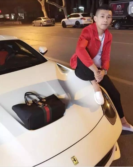 网红天佑再次炫富,从小白车晒到奔驰大g,连迈凯伦都晒