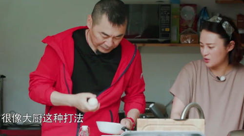 陈建斌早餐只做一个菜,还要蒋勤勤帮忙,4个字评价老公厨艺