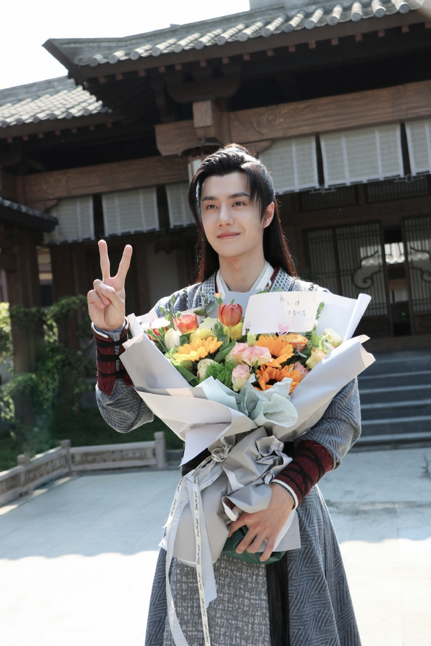 这部剧由赵丽颖和王一博主演,主要讲述了周翡砥砺成长,仗剑天涯的