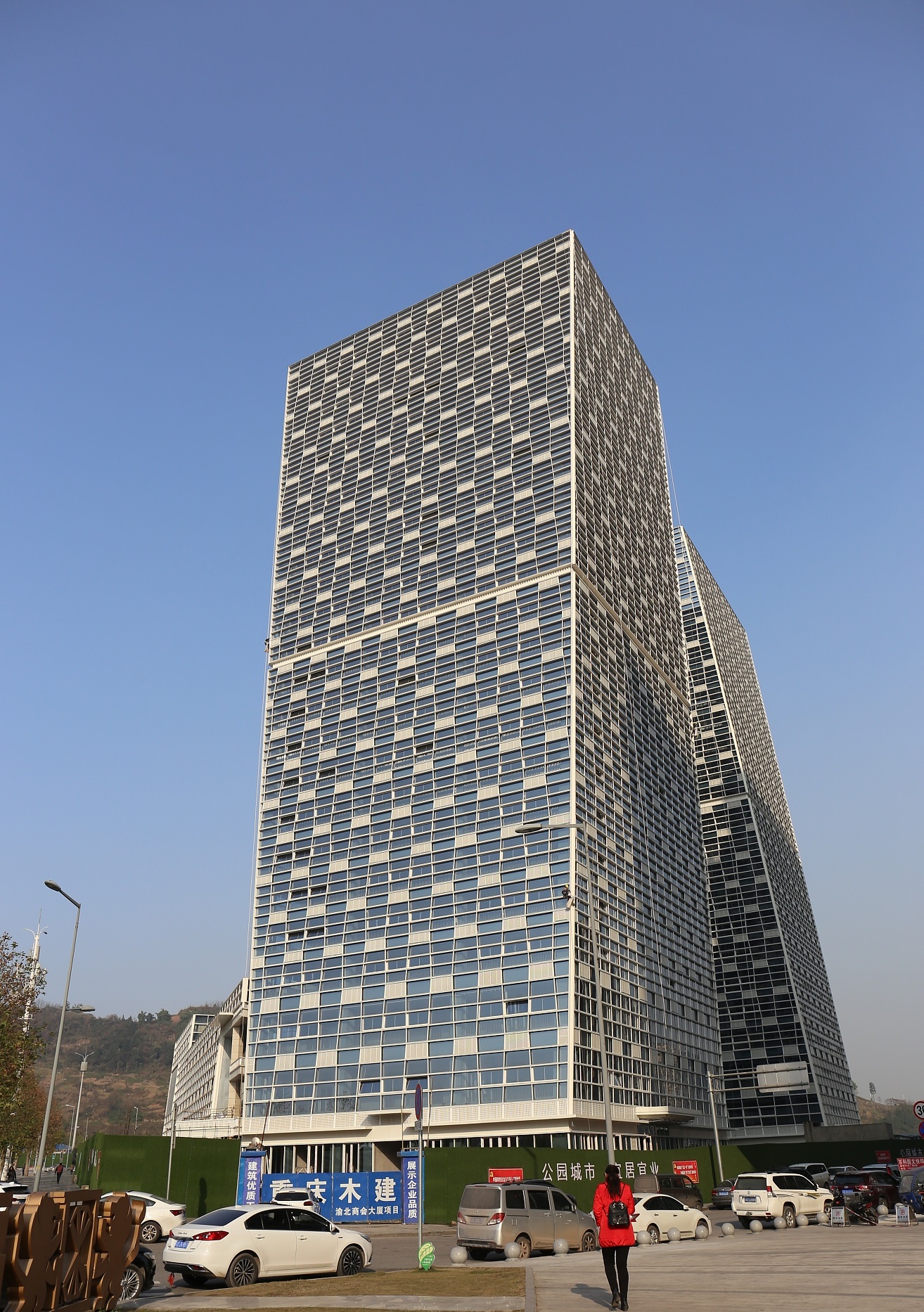 江苏盐城的权健华东国际会议中心位于大丰区经济开发区,造型整体比较