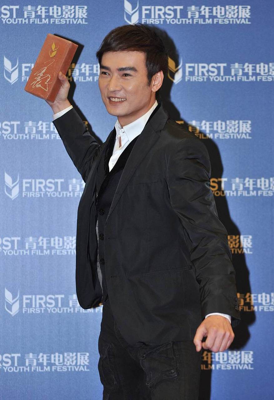 1998年,焦恩俊怕赔偿1000万的违约金,只好硬着头皮跟看似60岁的西门