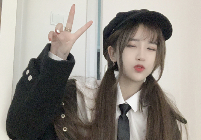 杨清柠冲着镜头比耶卖萌,宛如一个高中生,太可爱了!