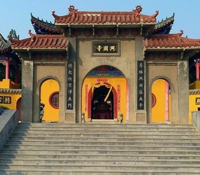 莲华山胜水禅寺	三面环山,一面临水,状如莲华,层层涌起,故名莲华山.