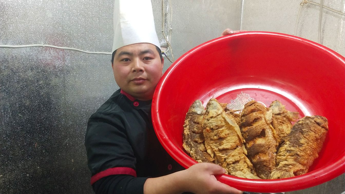 小胖准备年货:15斤干炸鲤鱼,一大盆姜汁莲藕,简单实用易学,过瘾