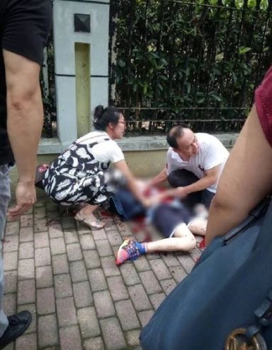 突发!一男子在上海某学校门口持刀砍人,两名小学生被砍身亡!
