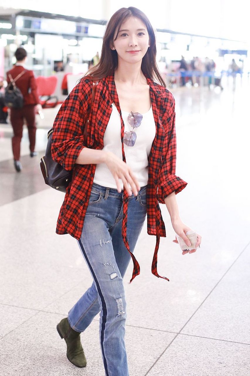 复古时髦,可以单穿,也可以与各种t恤衫和打底衫叠穿,林志玲在格纹衬衫