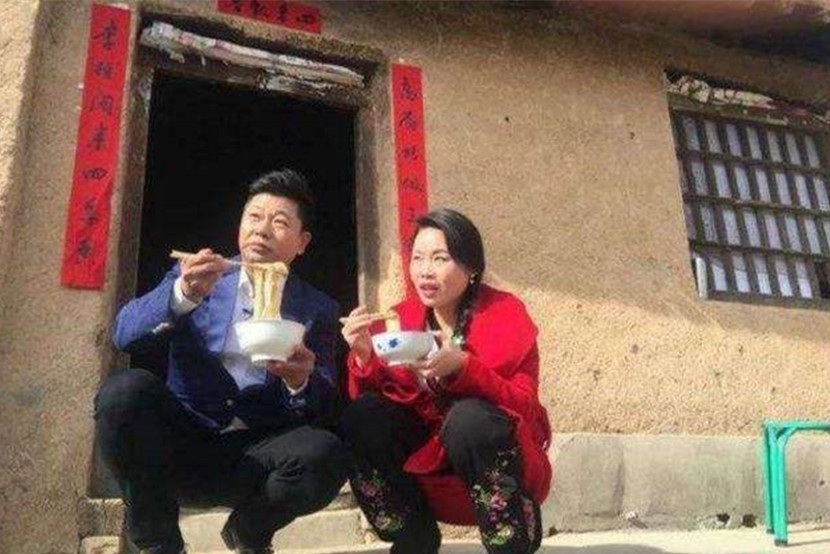 在农村,为什么农民都爱蹲在门口吃饭?农民:我们不是要饭的!
