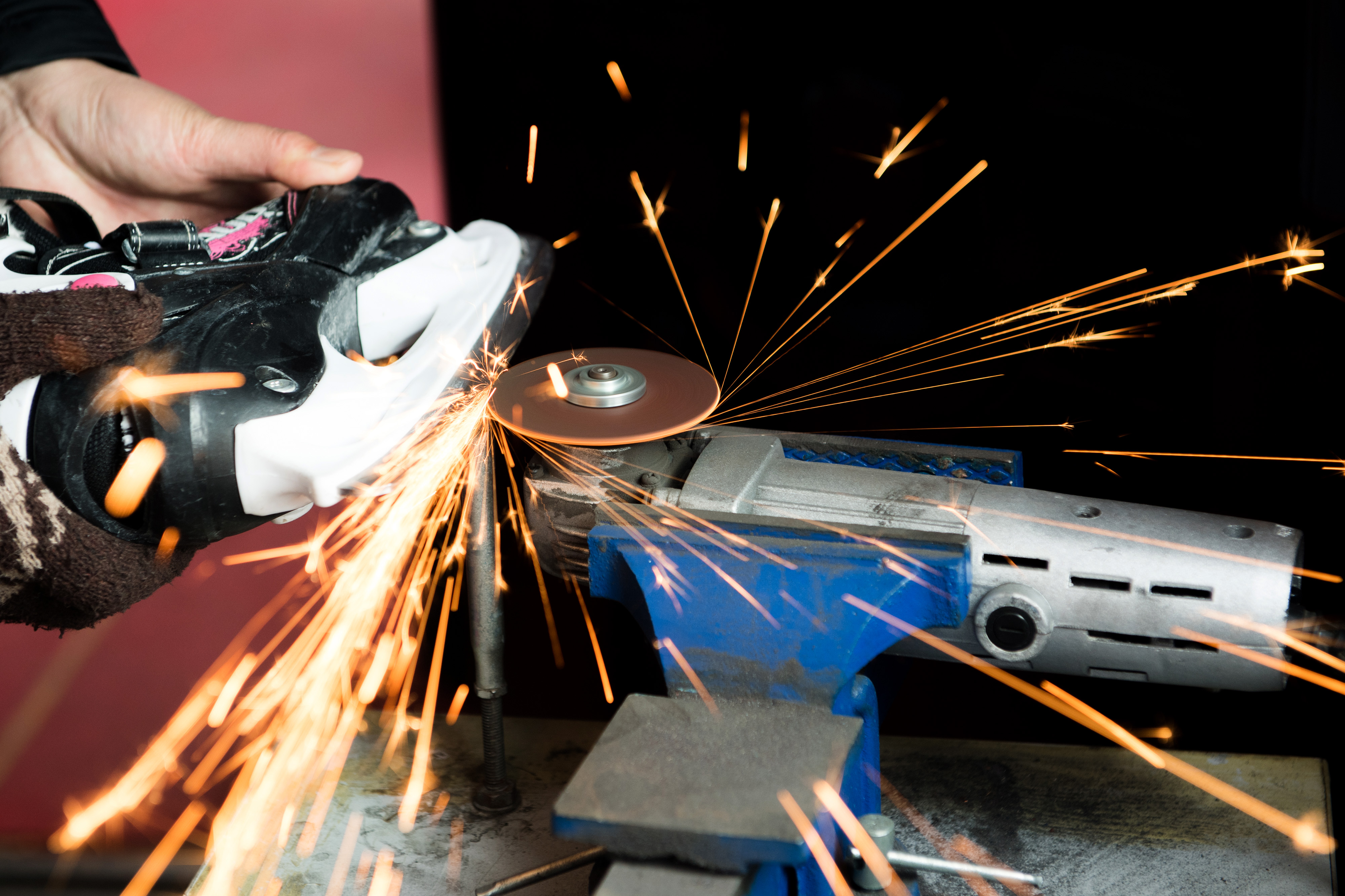 这是1月9日,北京延庆太平庄中心小学体育老师李伟明为学生磨冰刀.