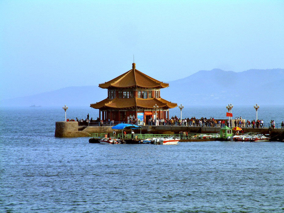 除了青島棧橋,普吉島卡塔海灘,海浪很大的知名旅遊景點原來還有這些