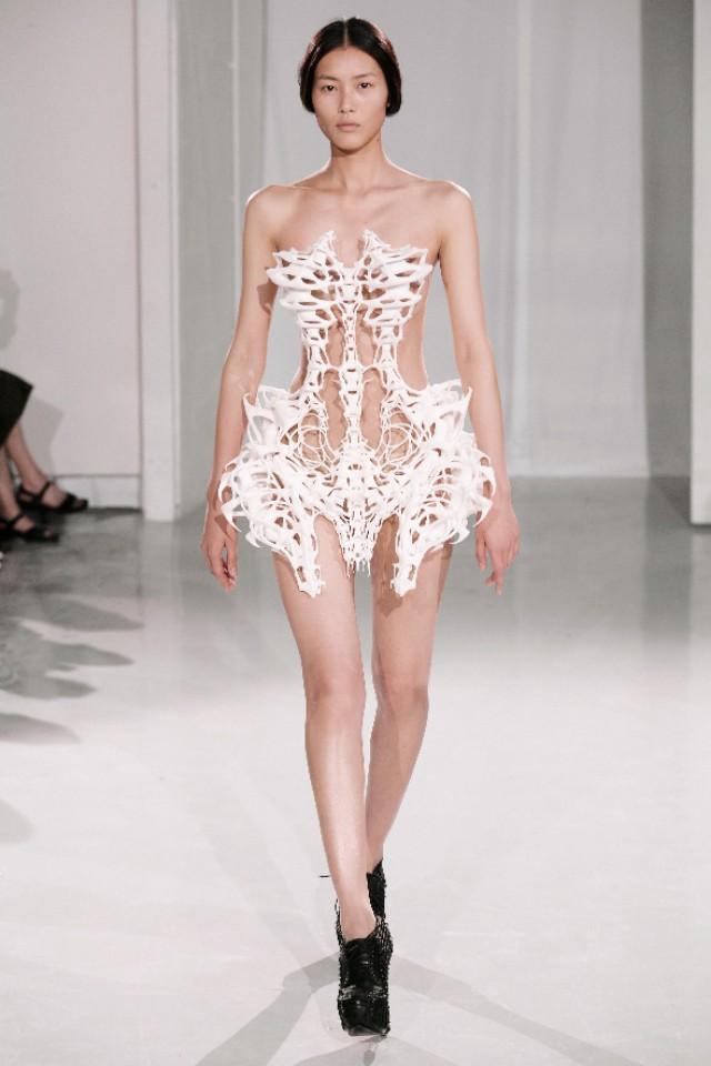 刘雯身穿白骨骷髅3d打印镂空裙!