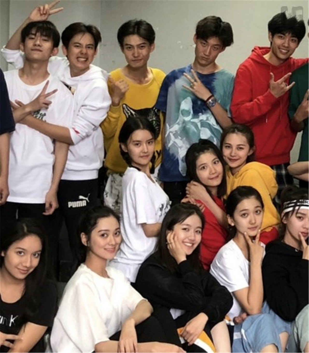 易烊千玺中戏大学生活正式开启,全班同学及舍友合照曝光颜值颇高