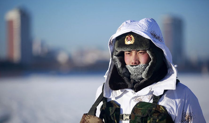 雪地站岗军人图片图片