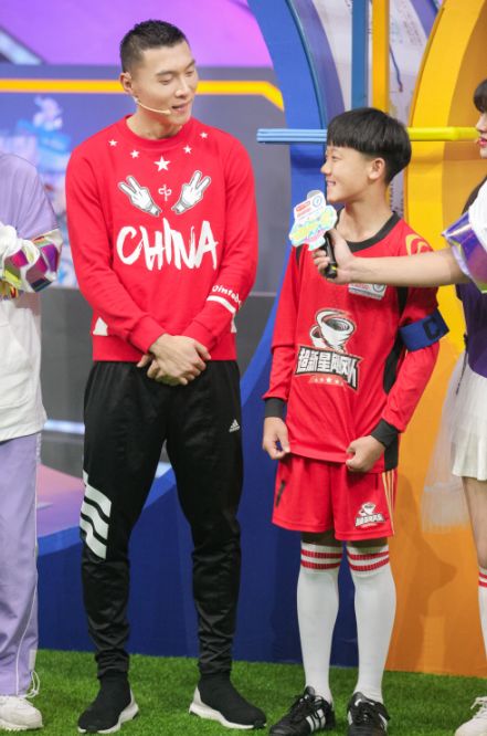 《运动不一样3》全国总冠军决赛 国足福将于大宝热血足球