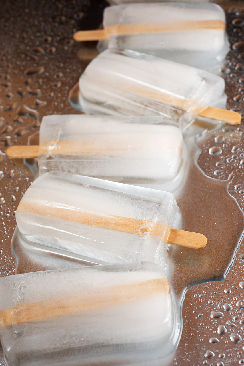 夏天的盐水棒冰,穿越时空的童年记忆  随着气温的升高,又到了享受冰凉