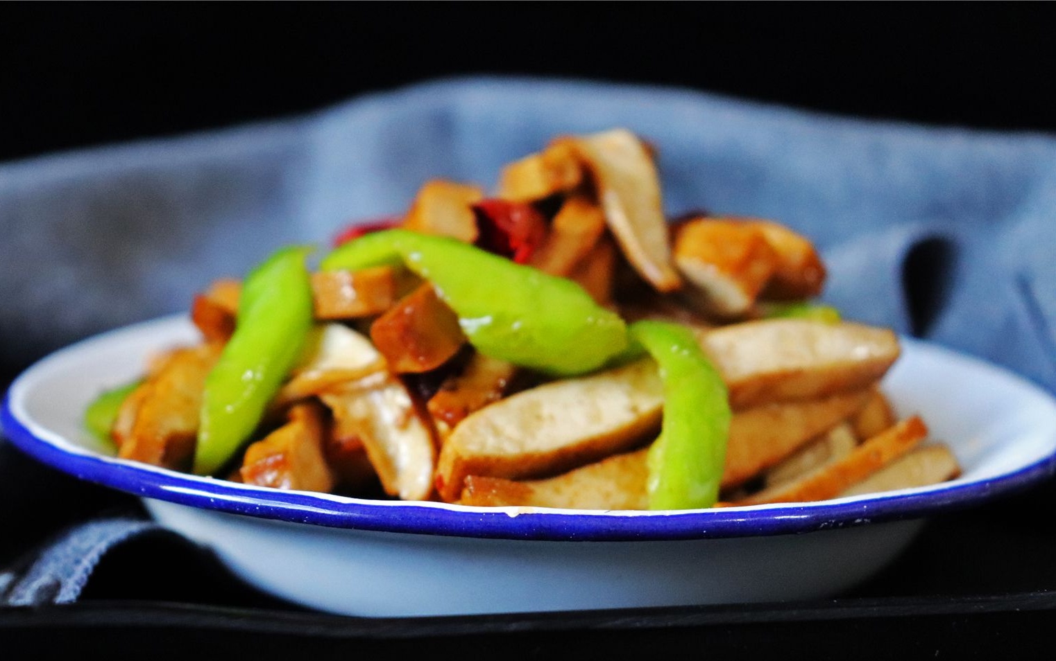 青椒炒香干,营养均衡,香味扑鼻,吃起来清脆爽口!