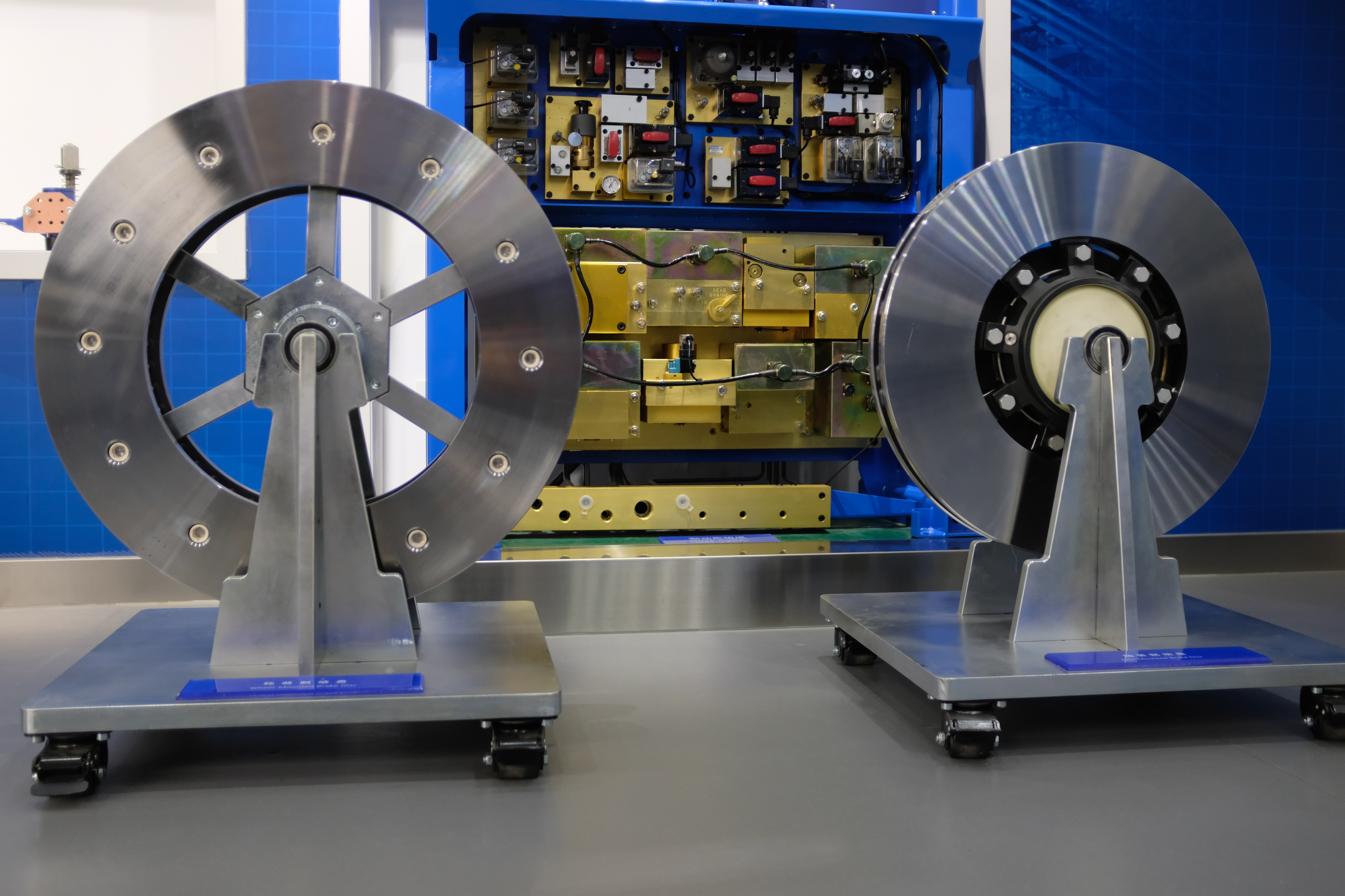 「壮丽70年·奋斗新时代」高铁这么快,靠什么来刹车?