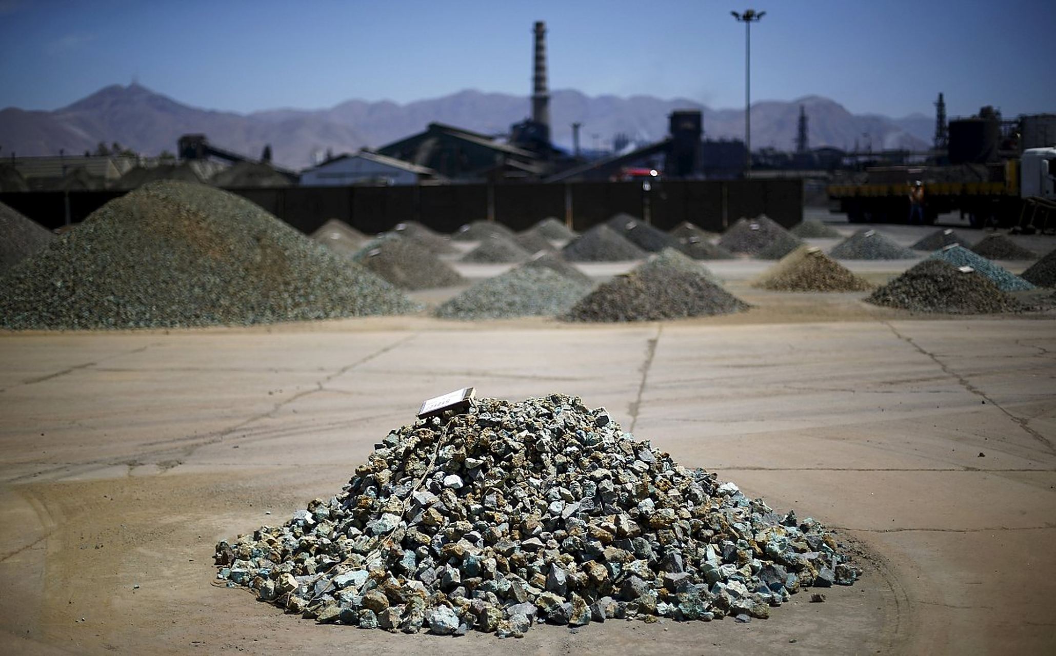 最近呀,大家都在为蒙古稀土怎么外运出伤透了脑筋.