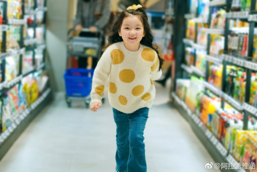阿拉蕾陪妈妈逛超市好心情挡不住,卖萌搞怪凹造型,又美又傲娇