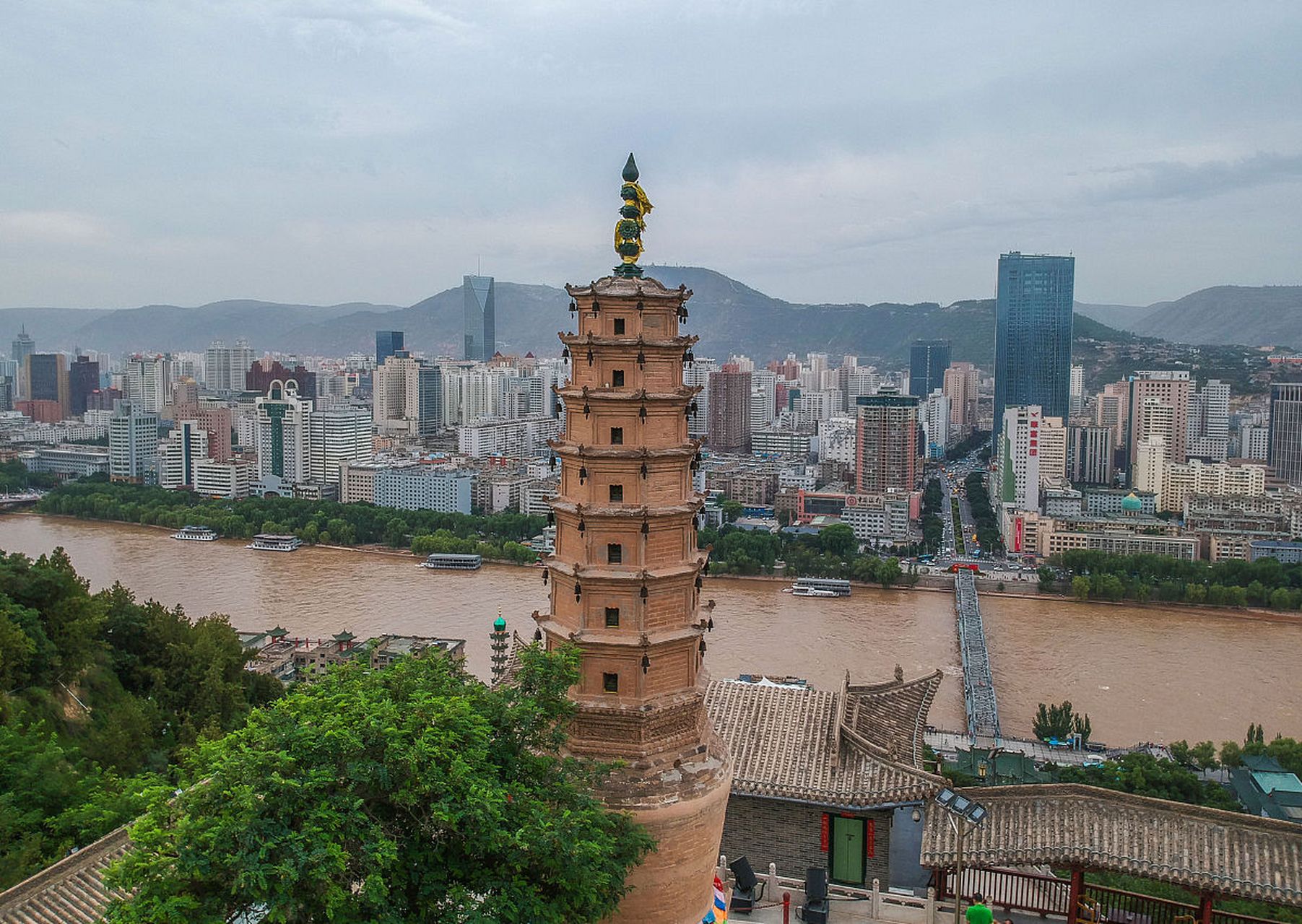 白塔山和中山铁桥,作为兰州的标志性景点,更是让人们流连忘返.