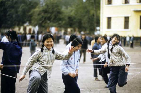 70年代老照片:女孩们跳皮筋,梳着当时流行的两个麻花辫,淳朴