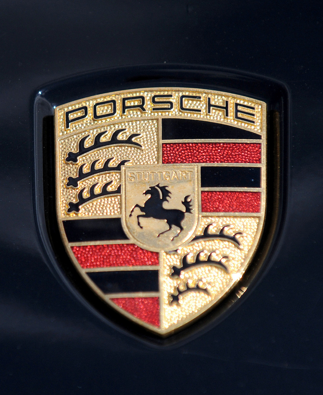 保时捷车标由费利·保时捷博士于1953年设计,是一个盾形徽章.