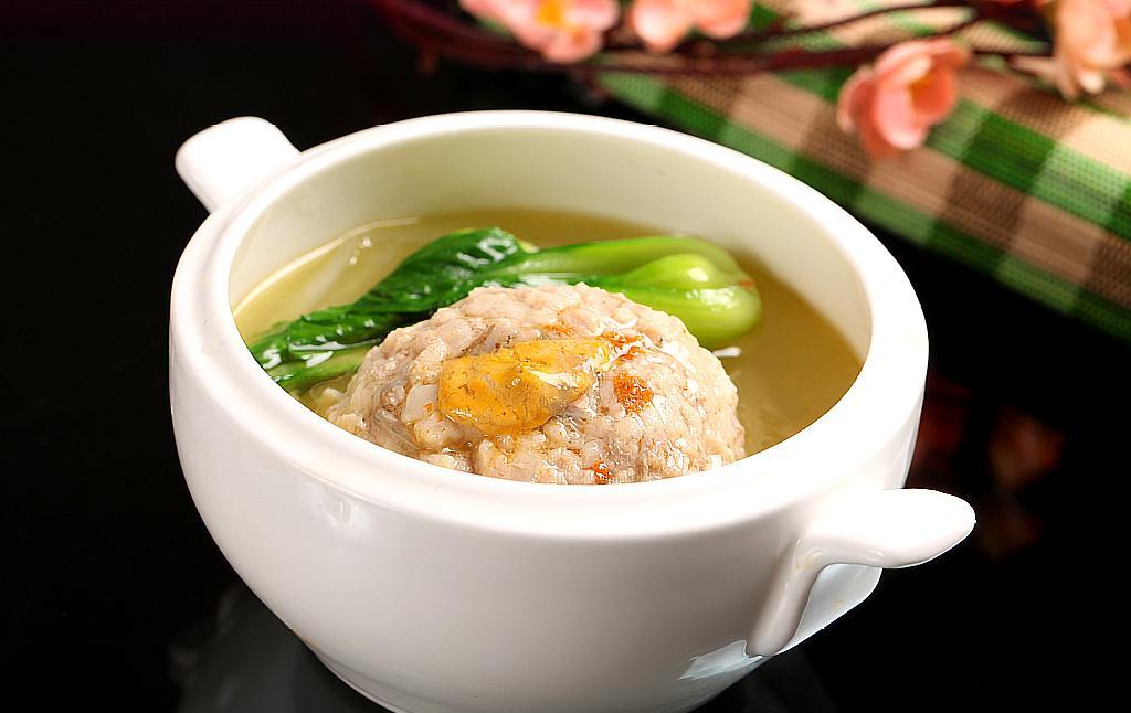 芥菜头煲排骨汤是一道美味的菜肴,增进食欲,帮助消化解毒利尿