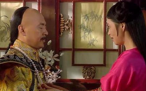 甄嬛传:甄嬛华妃都是宠妃,为何服侍皇上姿势不同?原因