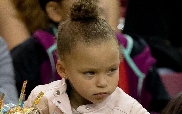 灵魂拷问!库里女儿质问为何总输球,追梦格林反将一军实力甩锅