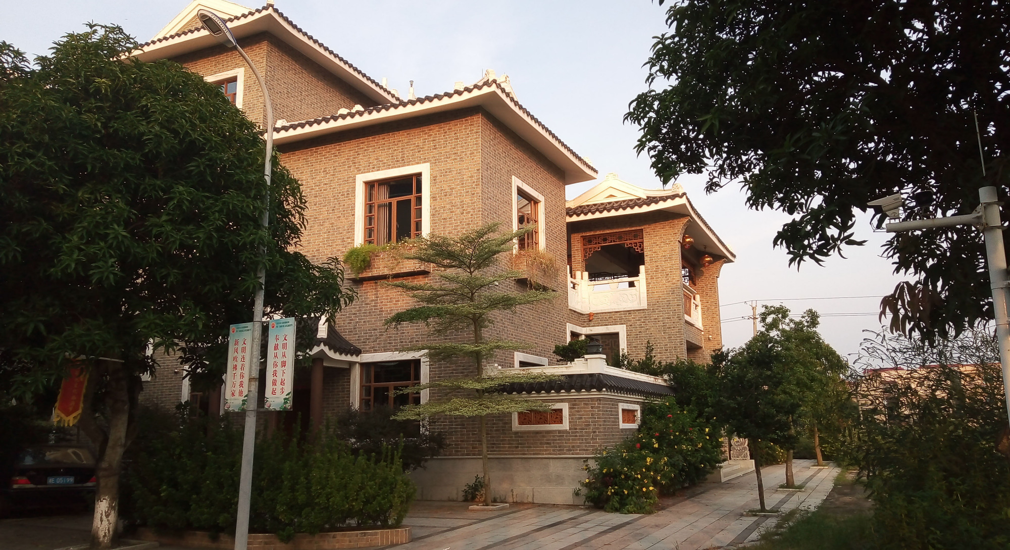 来广东吴川市吴阳镇蛤岭村看看,很多村民的楼房都建得不错