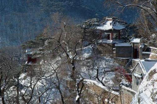 千山无量观开山祖师刘太琳道长,曾开坛祈雨,法力高强