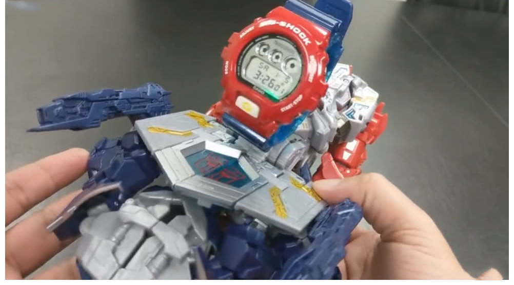 卡西欧变形金刚玩过吗?g-shock版擎天柱,戴腕子上贼长脸