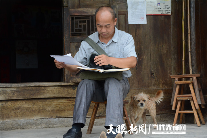 黄平县新州镇炭坑村第一书记杨秀祥:真情撒热土 从医者到扶贫者的转变