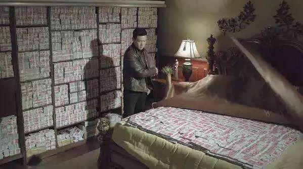 街道书记搂钱超3亿,躺百万现金上睡觉丨黑老大与他绝交:他太贪要出事