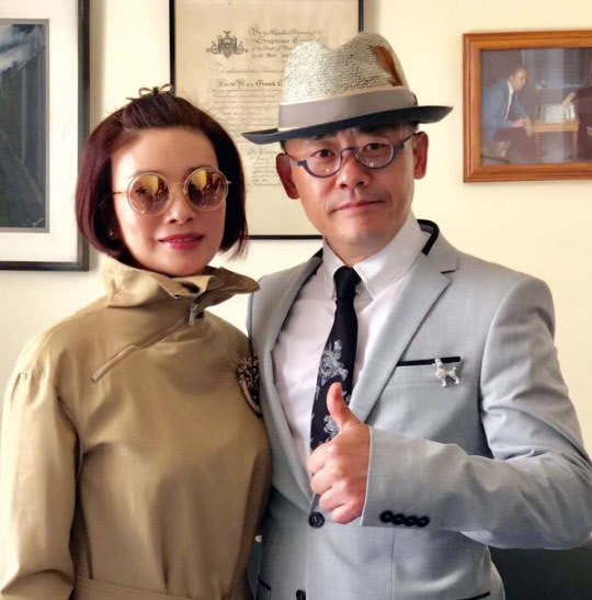 周立波夫妇与唐爽分别现身法院,前者笑容满面,后者表情凝重