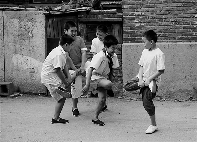 跳绳通常是女孩子的游戏,要伴着"小苹果,大鸭梨……"之类的口诀跳.