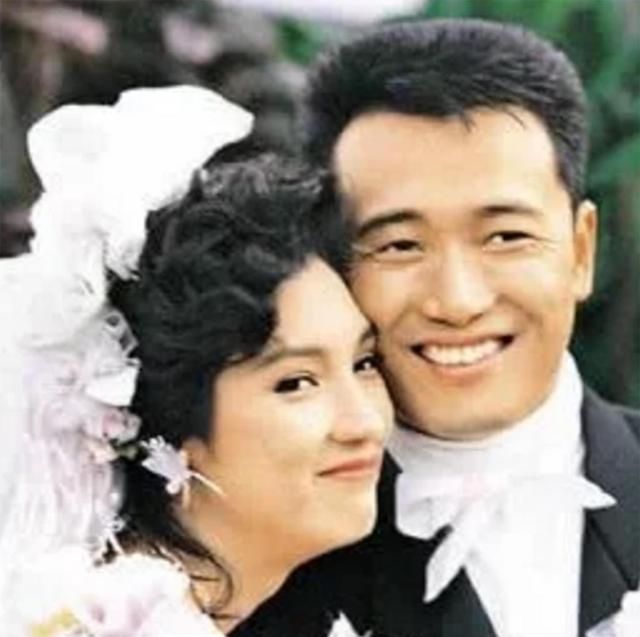 苗侨伟和老婆图片