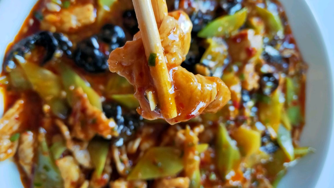 传统川菜 鱼香小滑肉 色泽红亮葱姜蒜味浓郁 咸甜酸辣互不压味