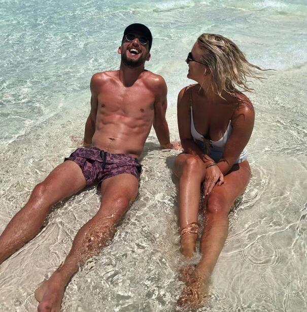 默滕斯打趣妻子丰胸,度假时遭河东狮吼