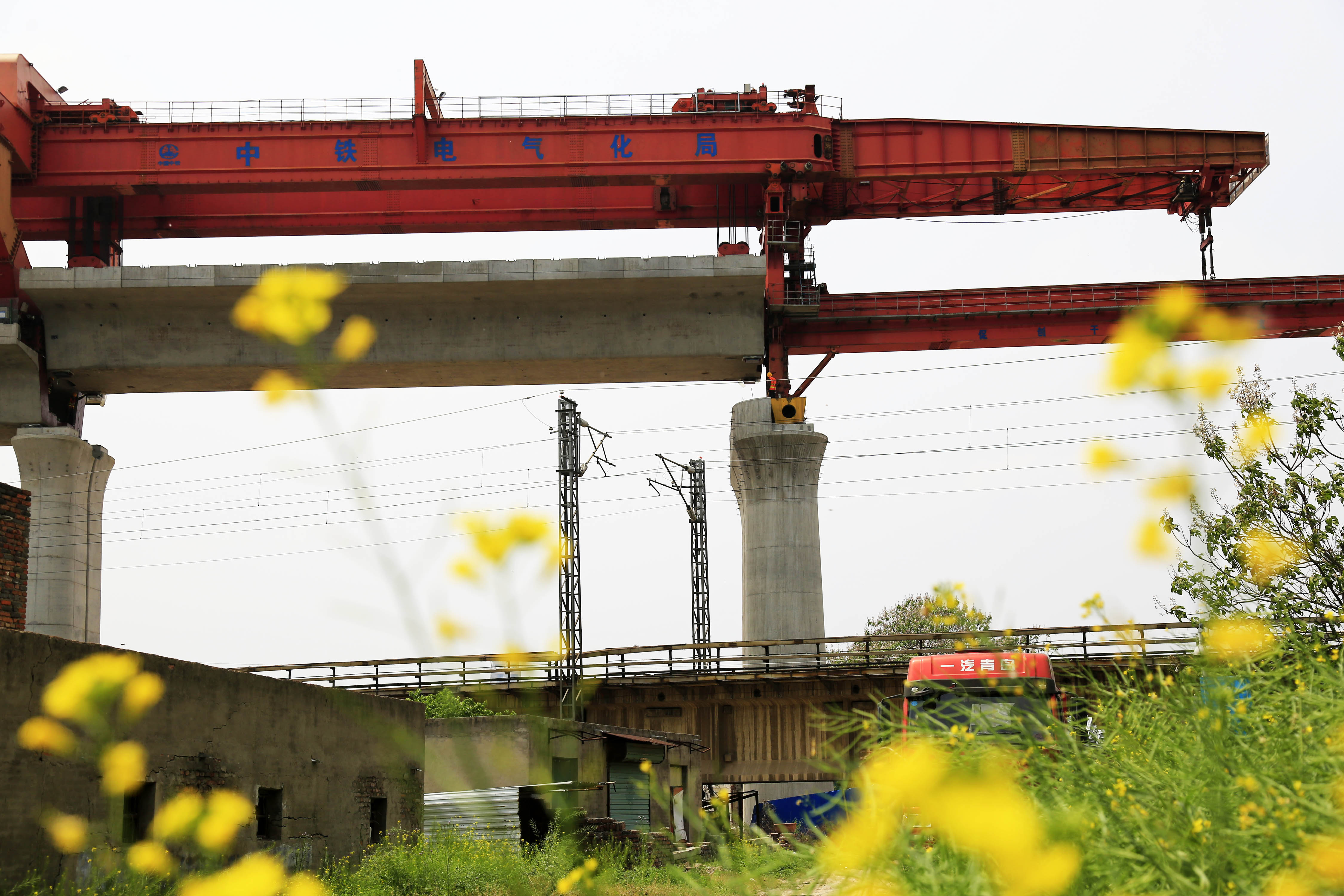商合杭高铁亳州段箱梁架设完工(2)