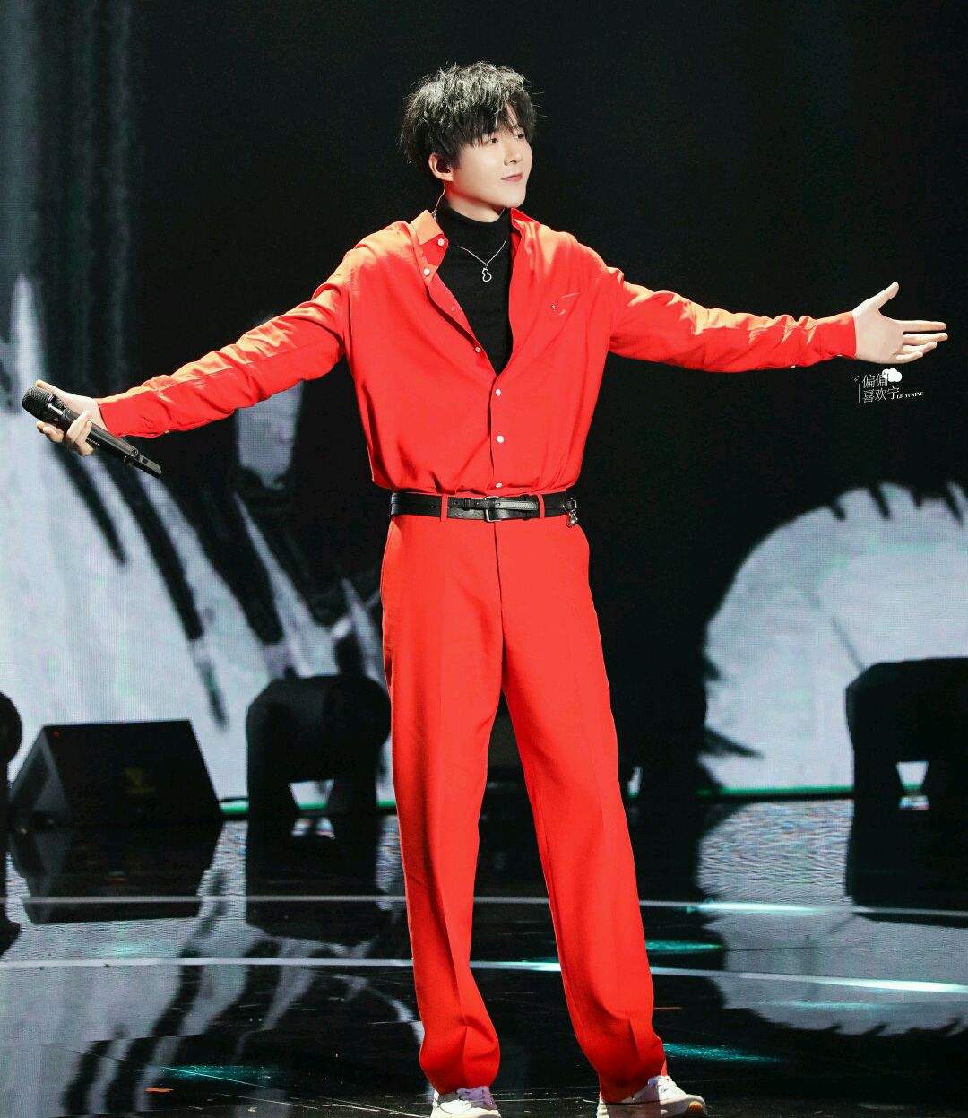 娱乐圈最爱连体裤的男人刘宇宁,一双无处安放的大长腿实力抢镜