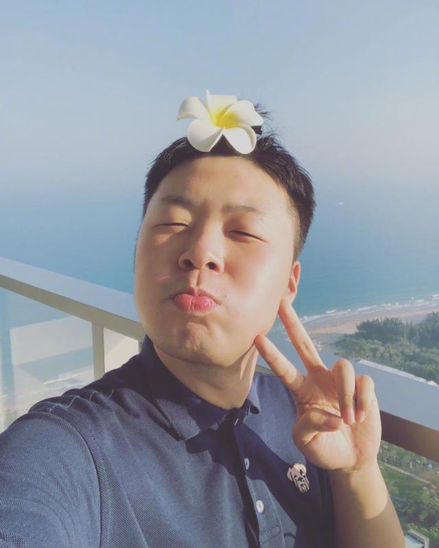 杜海涛晒自拍照,肚皮臃肿脑袋圆,网友:说帅的那个出来一下