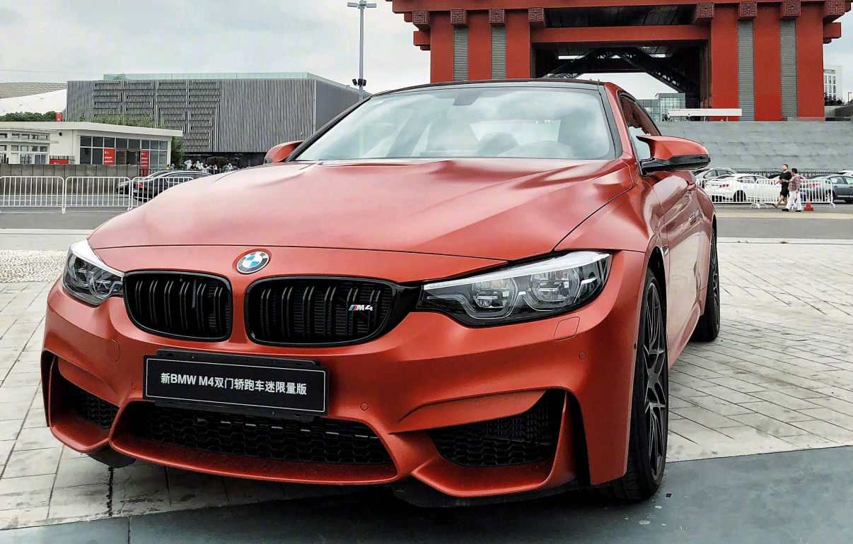 宝马全新m4,橙色外观确实好看,但一旦划伤很明显