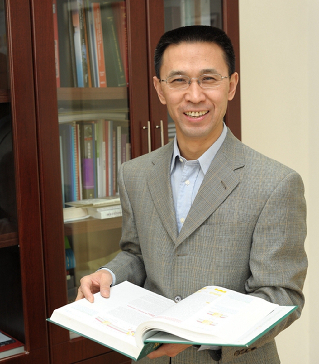 央视知名主持海霞,嫁大11岁清华教授,婚后生活令人羡慕!