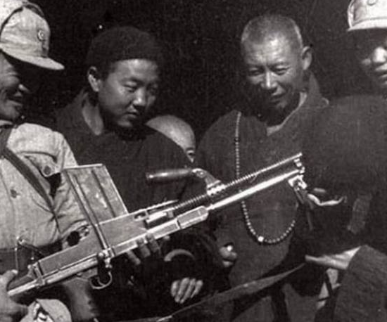 抗日时期老照片:图二为一挺歪把子机枪,图六为八路军战士集合照