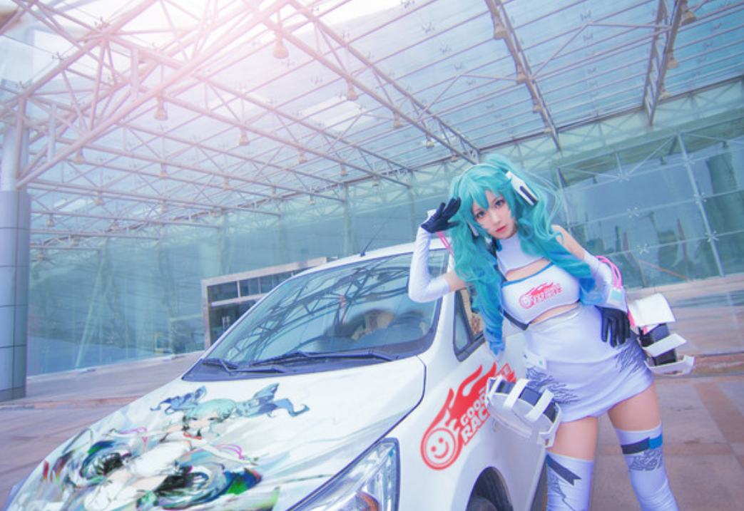 初音未來二次元cos,賽車服御姐,漸變色系雙馬尾