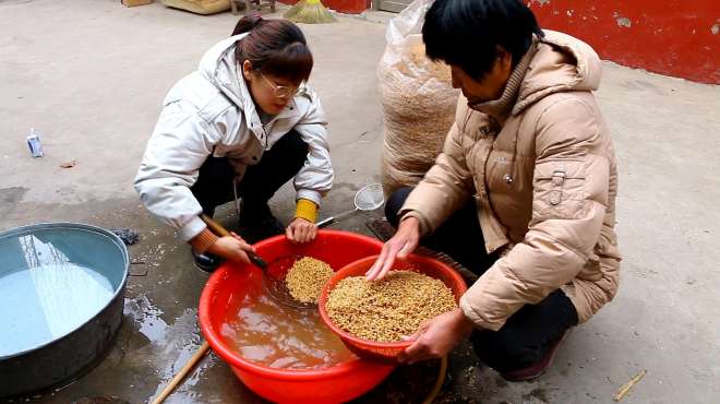 [图]快过年了！农村媳妇回家帮妈妈淘麦子，你还记得这样的场景吗？